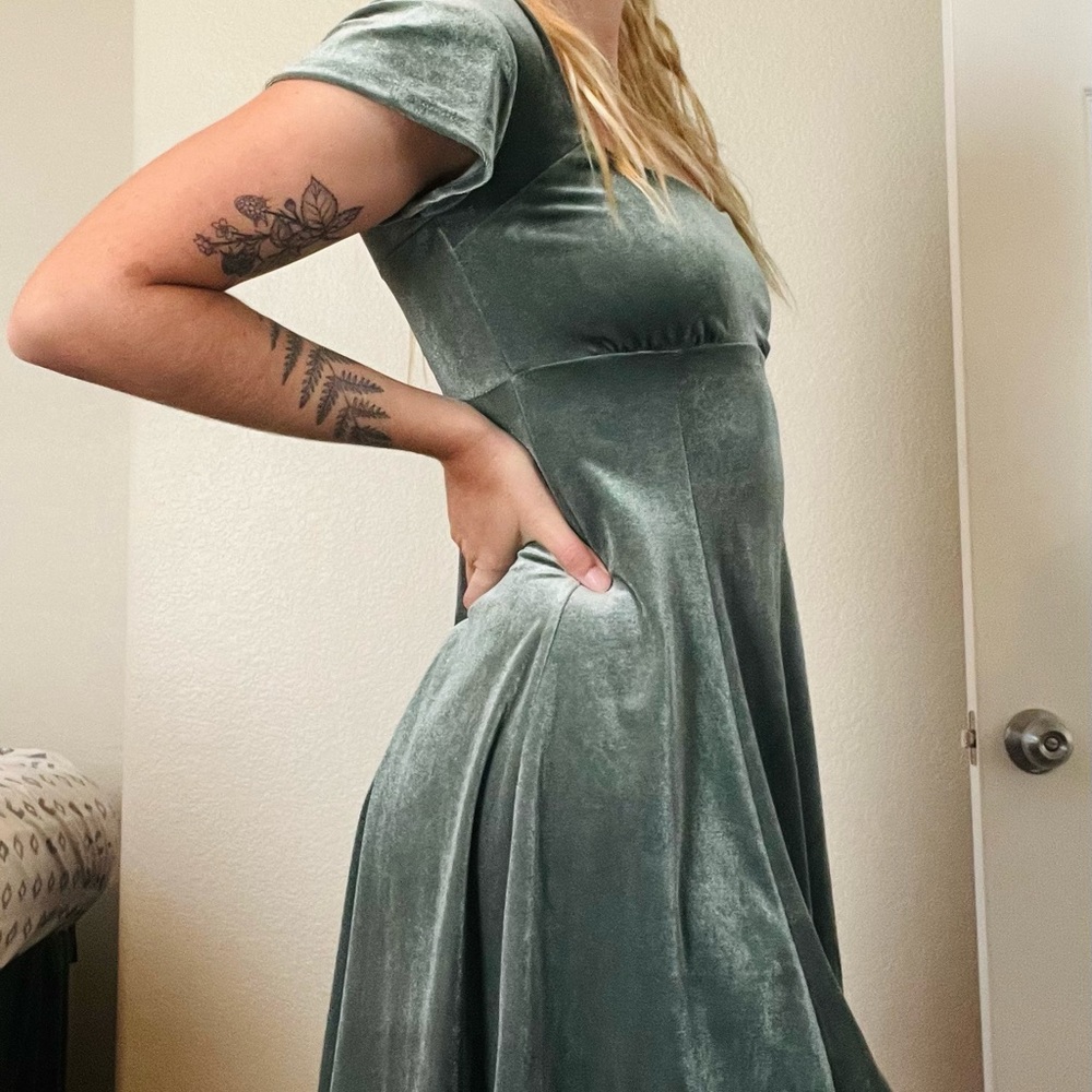 Adorable light green velvet dress - Picture 3 of 5
